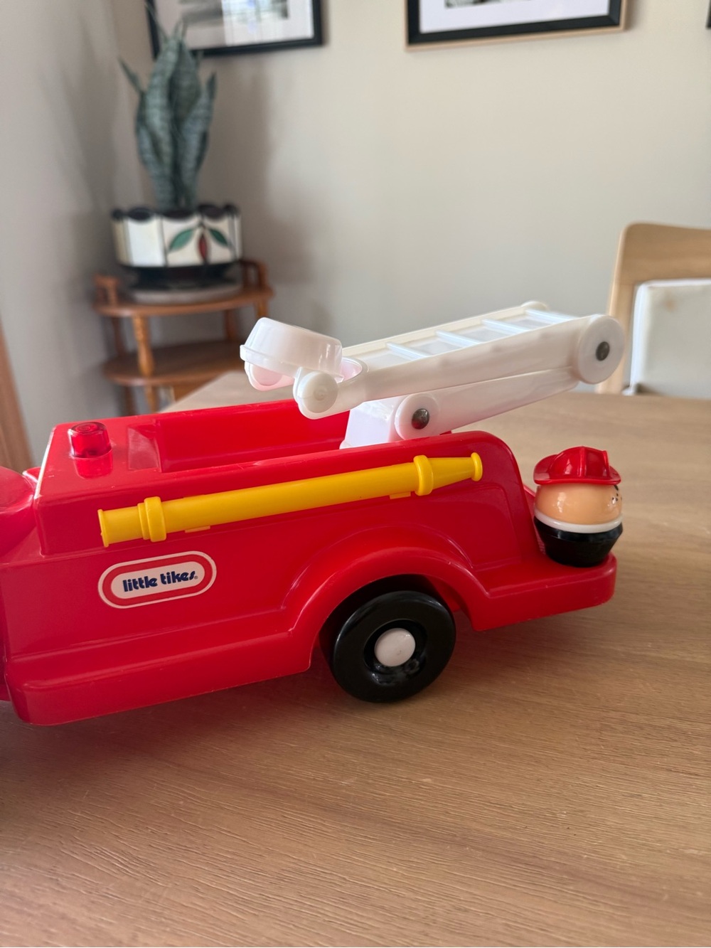 VTG 80s Little Tikes Toddle Tots Fire Truck and Ladder (includes 2 people) - Picture 3 of 6